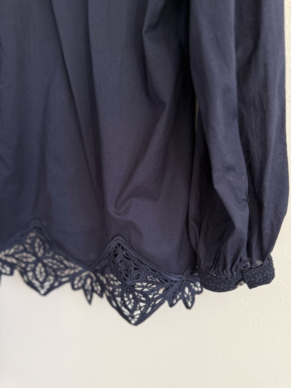 Chico’s Dark Navy Blouse Lace Hem Top V Neck 3/4 Sleeve Cotton Size 2 - Picture 6 of 7